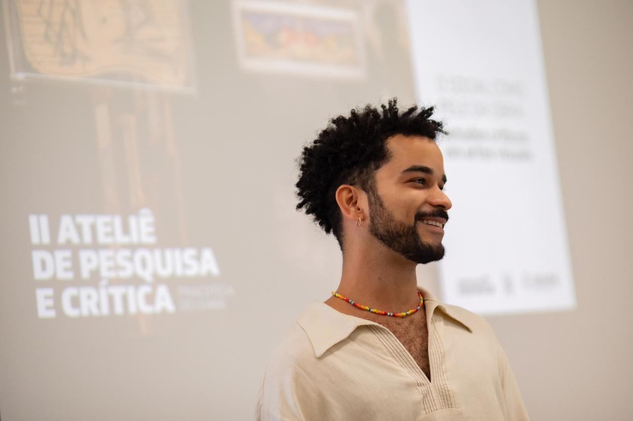 Artista, arte/educador, designer e pesquisador cearense Rodrigo Lopes investiga relações entre fotografia e memória a partir de álbuns de família