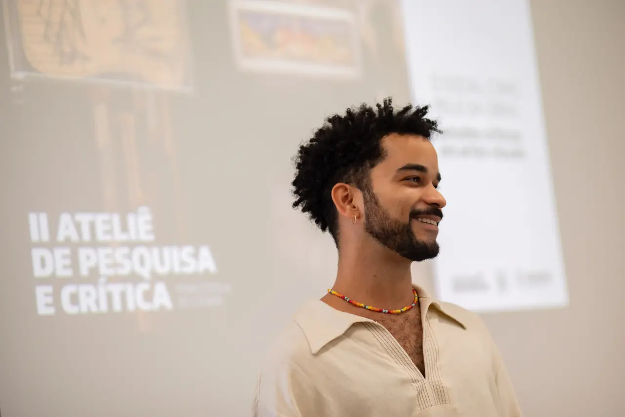 Artista, arte/educador, designer e pesquisador cearense Rodrigo Lopes investiga relações entre fotografia e memória a partir de álbuns de família