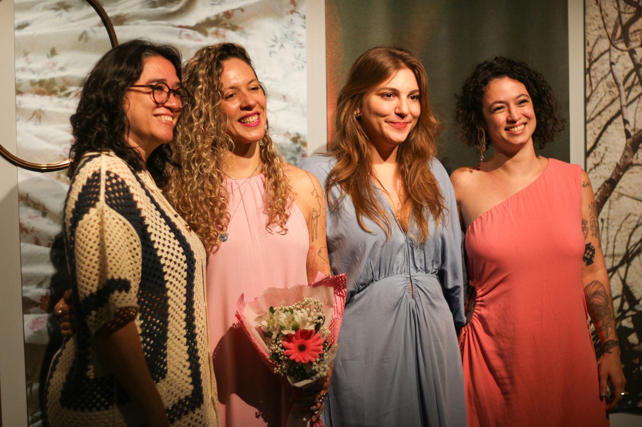 Artistas Luana Diogo, Marília Oliveira, Taís Monteiro e Dayane Araújo na abertura da exposição Bezoar do Tempo, no Museu da Imagem e do Som do Ceará