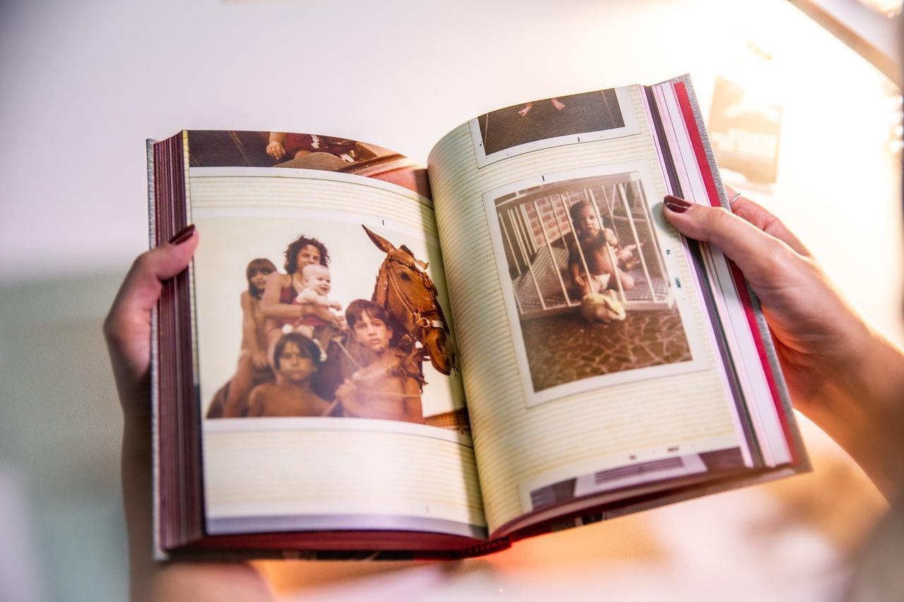 Fotolivro 'Reter Tudo ou Quanta Maravilha do Dia a Dia que Passou', de Isabel Santana Terron e Tiago Santana