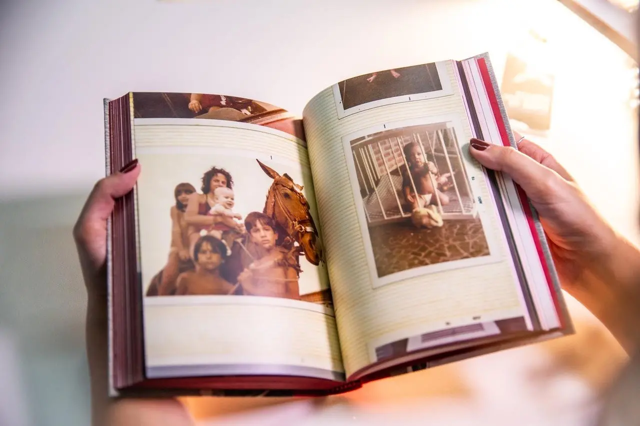 Fotolivro 'Reter Tudo ou Quanta Maravilha do Dia a Dia que Passou', de Isabel Santana Terron e Tiago Santana