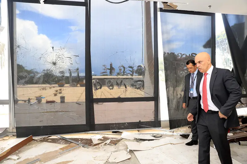 Moraes em meio aos escombros do edifício do STF