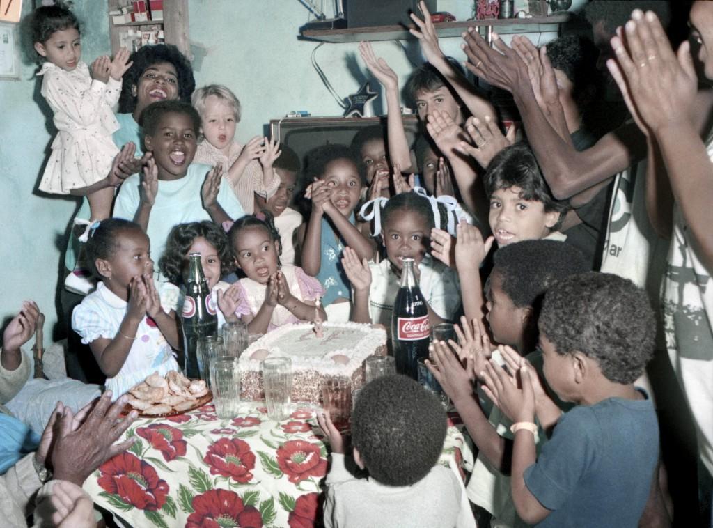 Fotografia 'Aniversário de 6 anos da Renatinha' (1988), de Afonso Pimenta, do projeto Retratistas do Morro; imagem compôs exposição 'Negros na Piscina' (2022-2023), da Pinacoteca do Ceará