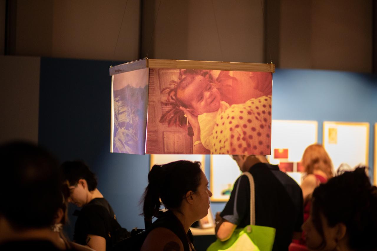 Exposições, publicações e outros projetos artísticos reconfiguram funções dos álbuns de família na arte contemporânea