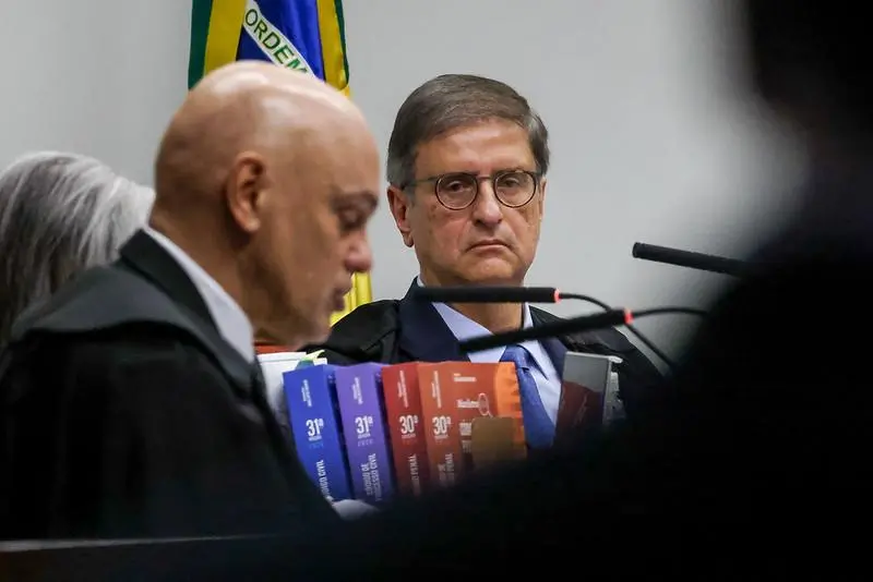 Paulo Gonet observa Alexandre de Moraes durante sua fala inicial. Veja o que aconteceu no primeiro dia do julgamento que terá Bolsonaro como réu em alguns dias
