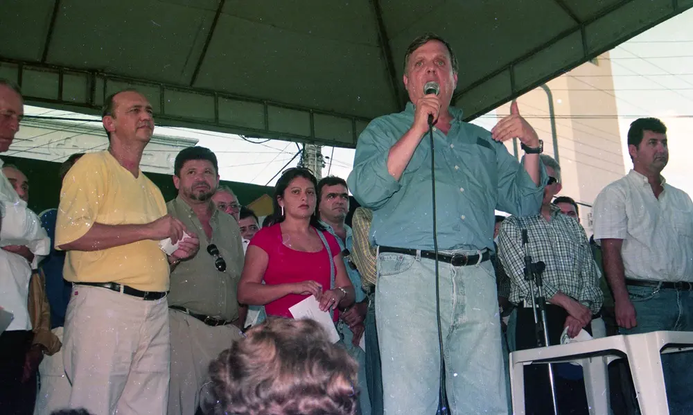 Na imagem, o empresário e político Tasso Jereissati sobre um palanque durante campanha para o Governo do Estado do Ceará, na década de 1990