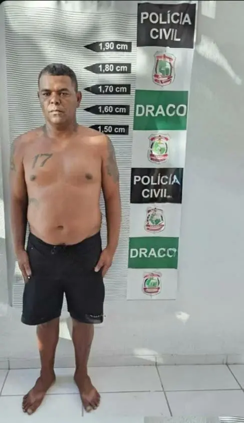 Foto mostra o suspeito José Roberto de Sousa Severo, conhecido como 'Imperador' ou 'Jogador', ao ser preso pela Delegacia de Repressão às Ações Criminosas Organizadas (Draco) no Ceará