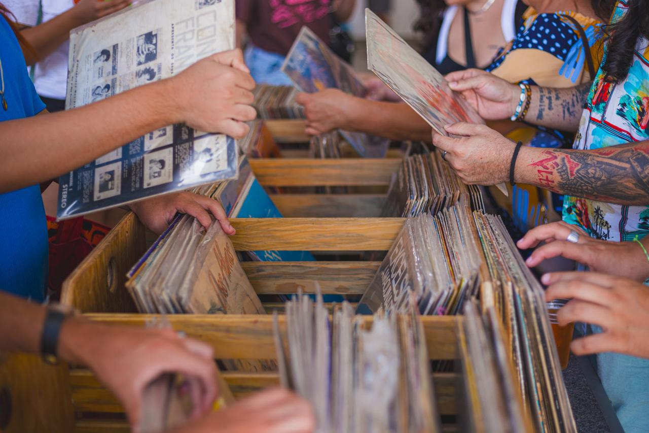 'Garimpar' discos de vinil é uma das atividades mais comuns na Feira Mais Vinil