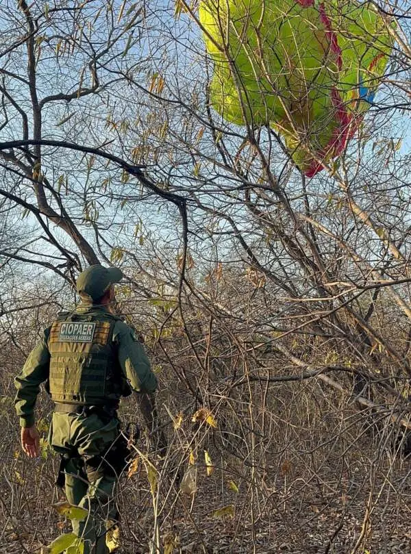 Imagem de agente durante resgate de mulher que se perdeu após cair de parapente