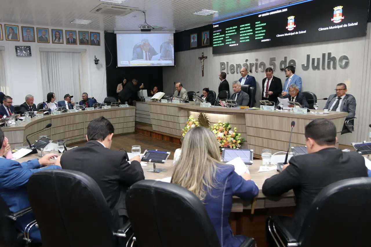 Foto mostra Plenário 5 de Julho durante uma sessão da Câmara Municipal de Sobral