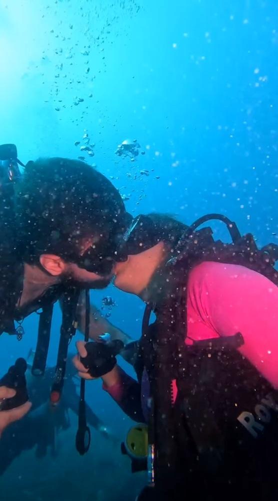Na imagem, o casal Paulo Othavio e Elena Zuliani durante pedido de casamento no fundo do mar de Fortaleza