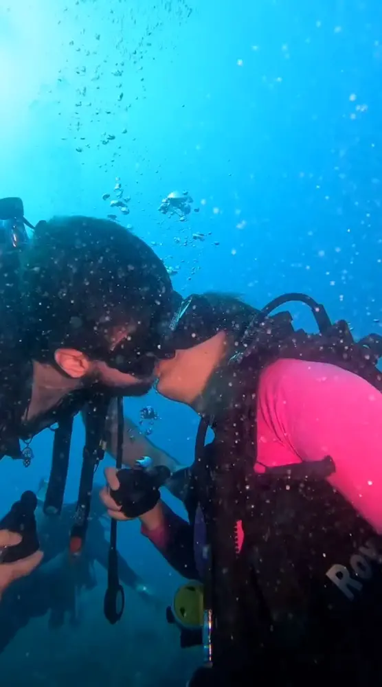 Na imagem, o casal Paulo Othavio e Elena Zuliani durante pedido de casamento no fundo do mar de Fortaleza