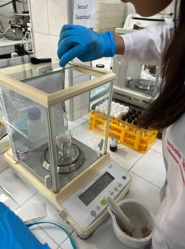 Pessoa em laboratório tratando e analisando amostras