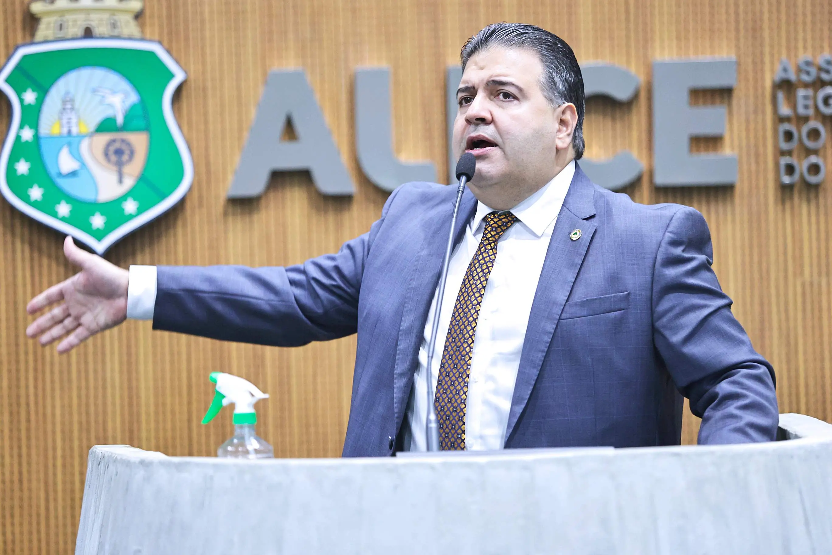 Felipe Mota durante discurso no Plenários da Alece aponta para o lado