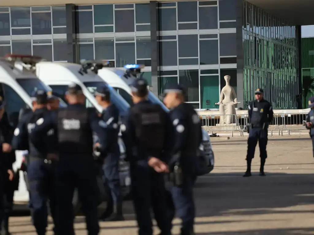 Imagem mostra policiais em operação na frente do prédio do STF, em Brasília, ilustrando esquema de segurança reforçado durante julgamento de Bolsonaro