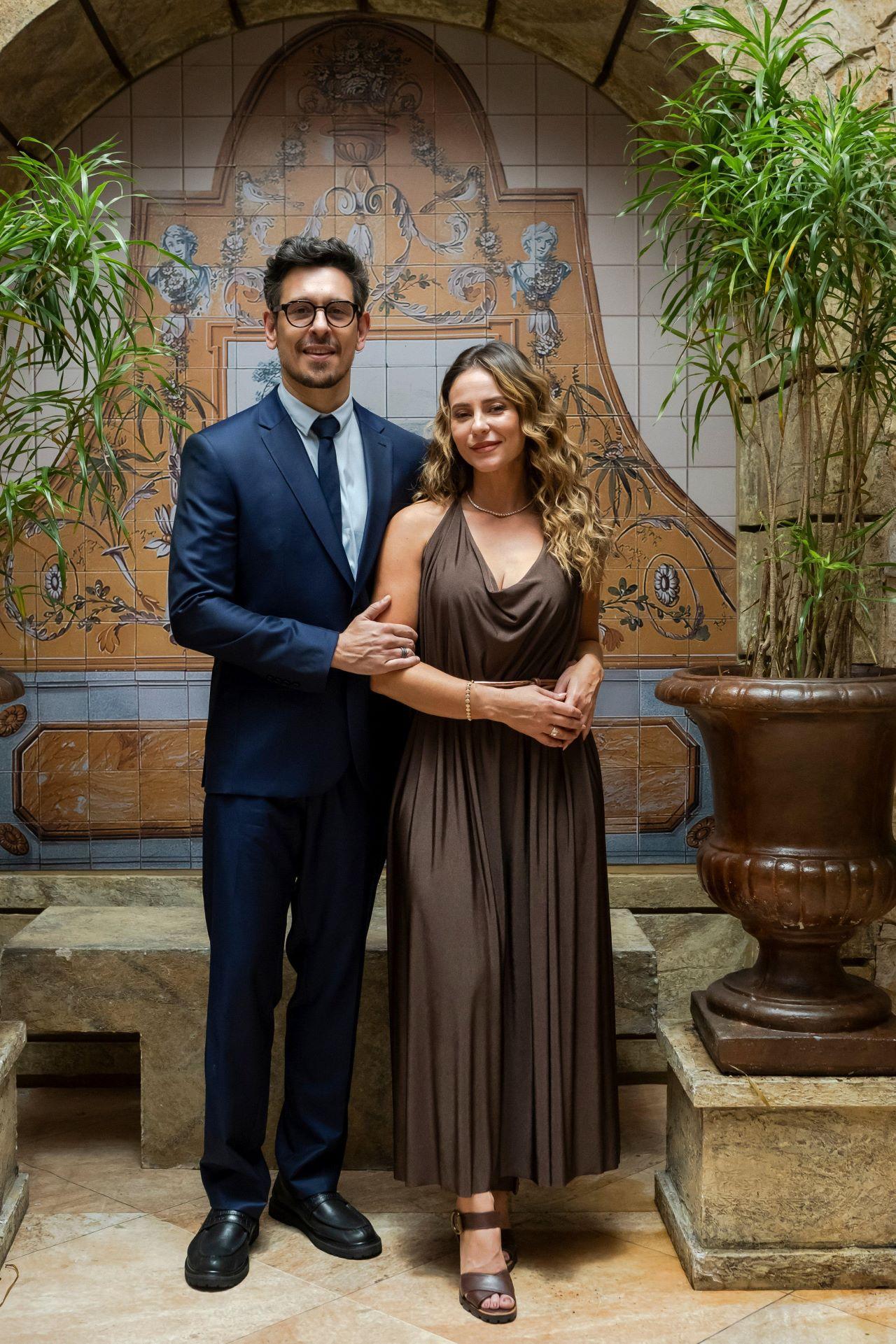 Heleninha (Paolla Oliveira) e Renato (João Vicente de Castro) durante casamento de odete roitman