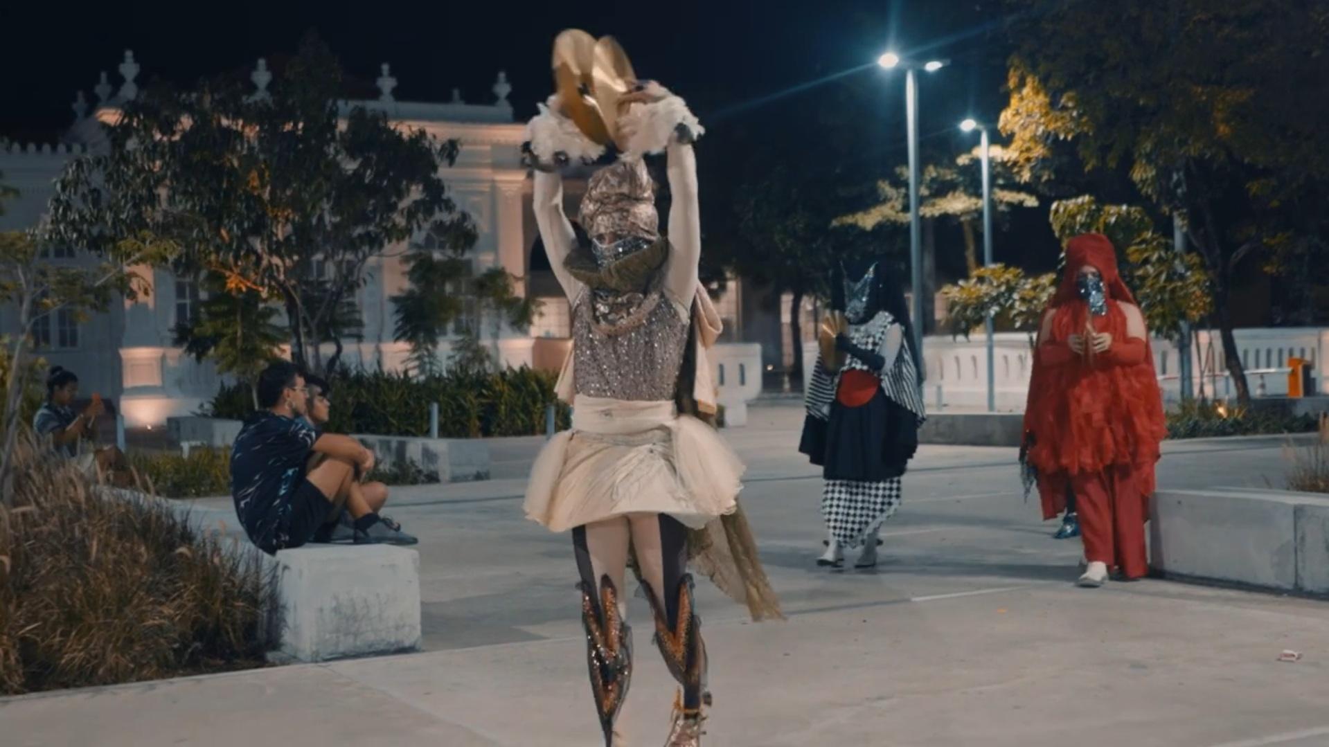 Apresentação da performance 'A', do coletivo No Barraco da Constância Tem!, ocorrida na Praça da Estação em 2023 dentro da programação do Verbo