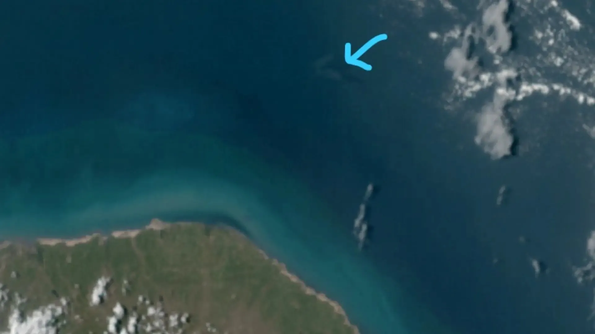 Rastro de fumaça deixado pelo fenômeno e visto da atmosfera