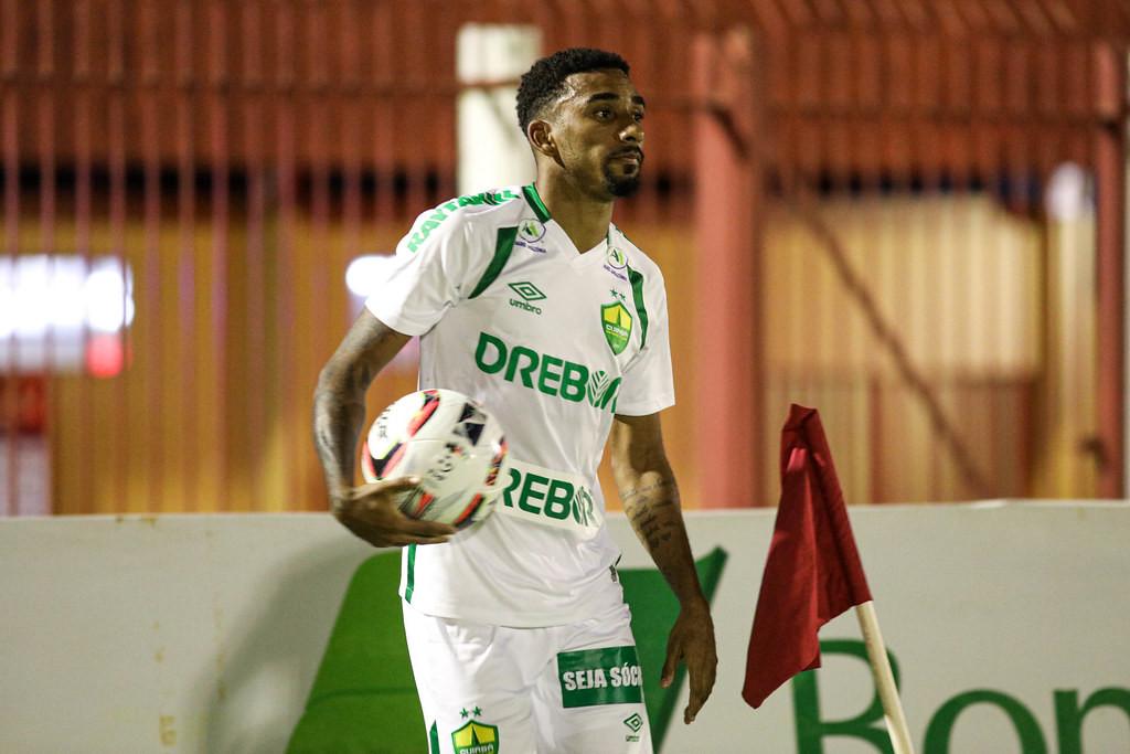 Mateusinho em ação pelo Cuiabá