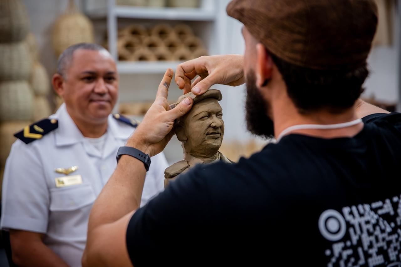 Zaia Filho reproduz rostos de visitantes em argila na hora durante participação na Fennace