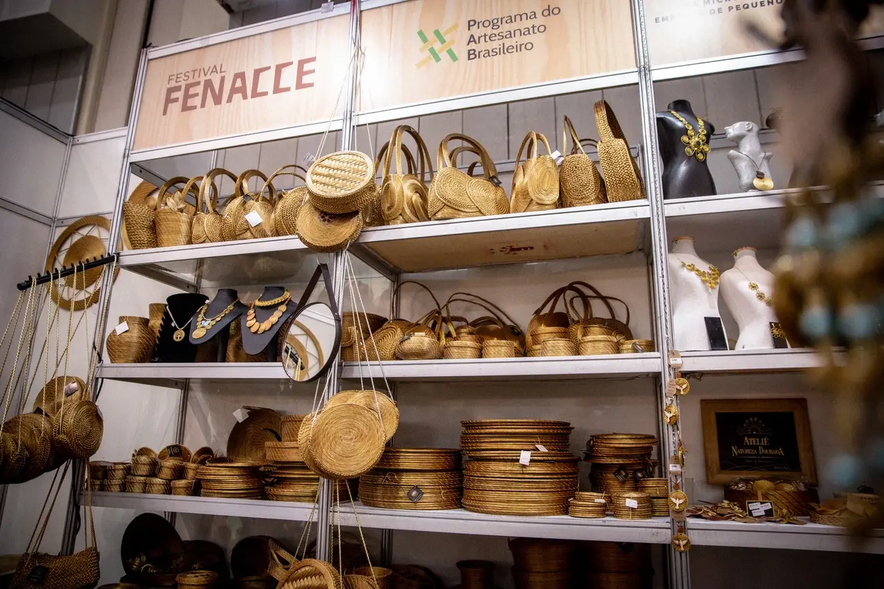 Bolsas, bandejas e biojoias feitas com capim dourado, tradicional planta do Tocantins, estão disponíveis no festival