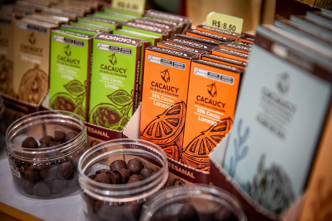 É possível degustar diferentes sabores de chocolate artesanal entre os estandes do evento