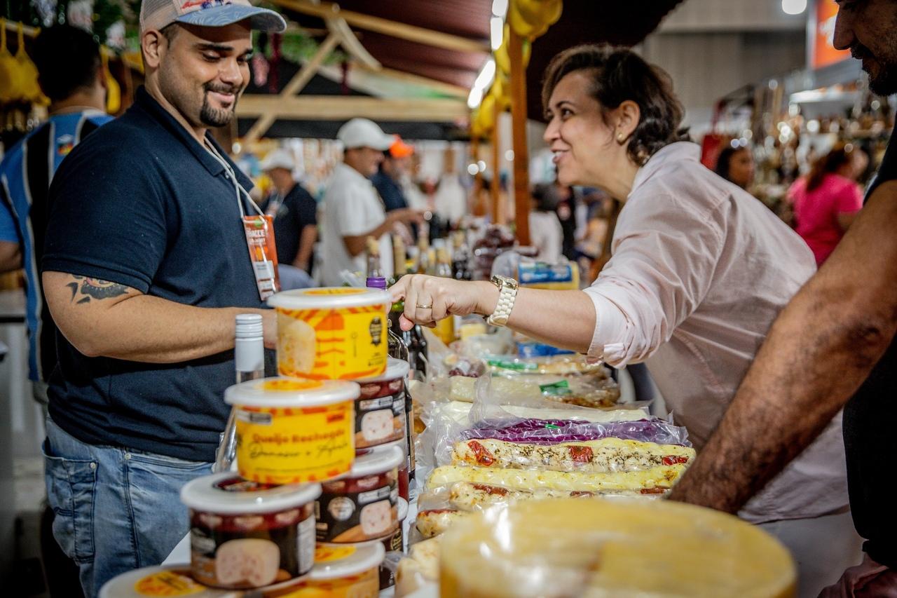 Queijos e salames gaúchos estão disponíveis para compra no estande Empório Gaúcho
