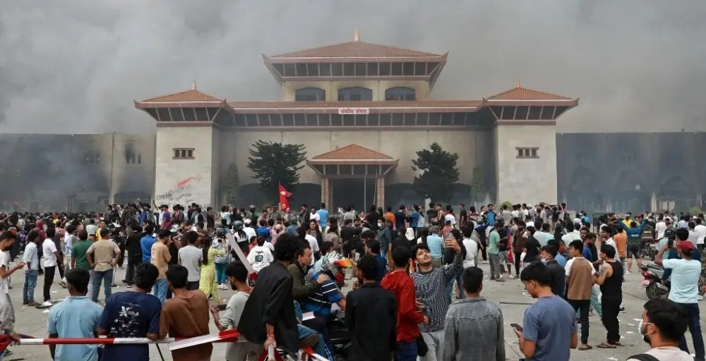Prédio do parlamento do Netal com fumaça