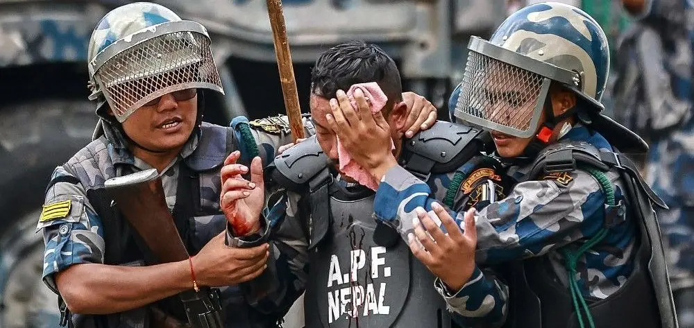 Agente policial ferido é socorrido por colegas