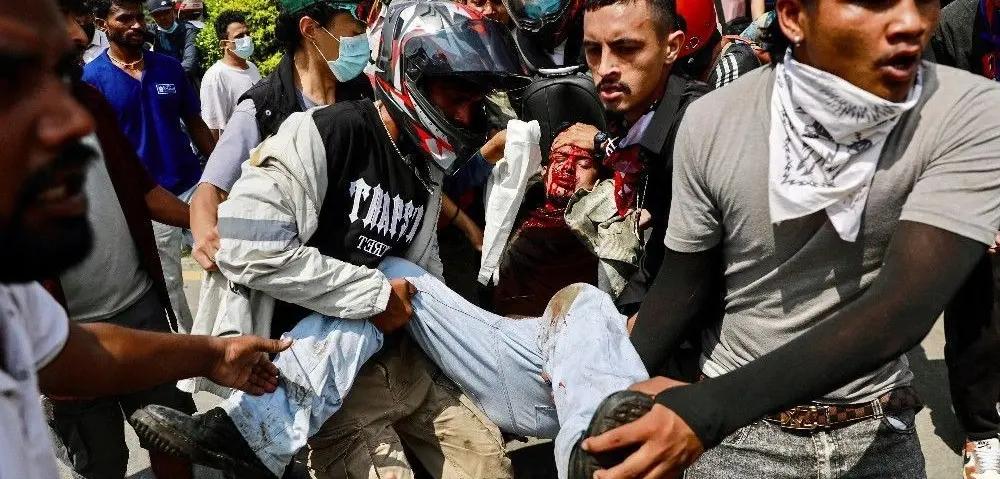 Homem ferido é socorrido