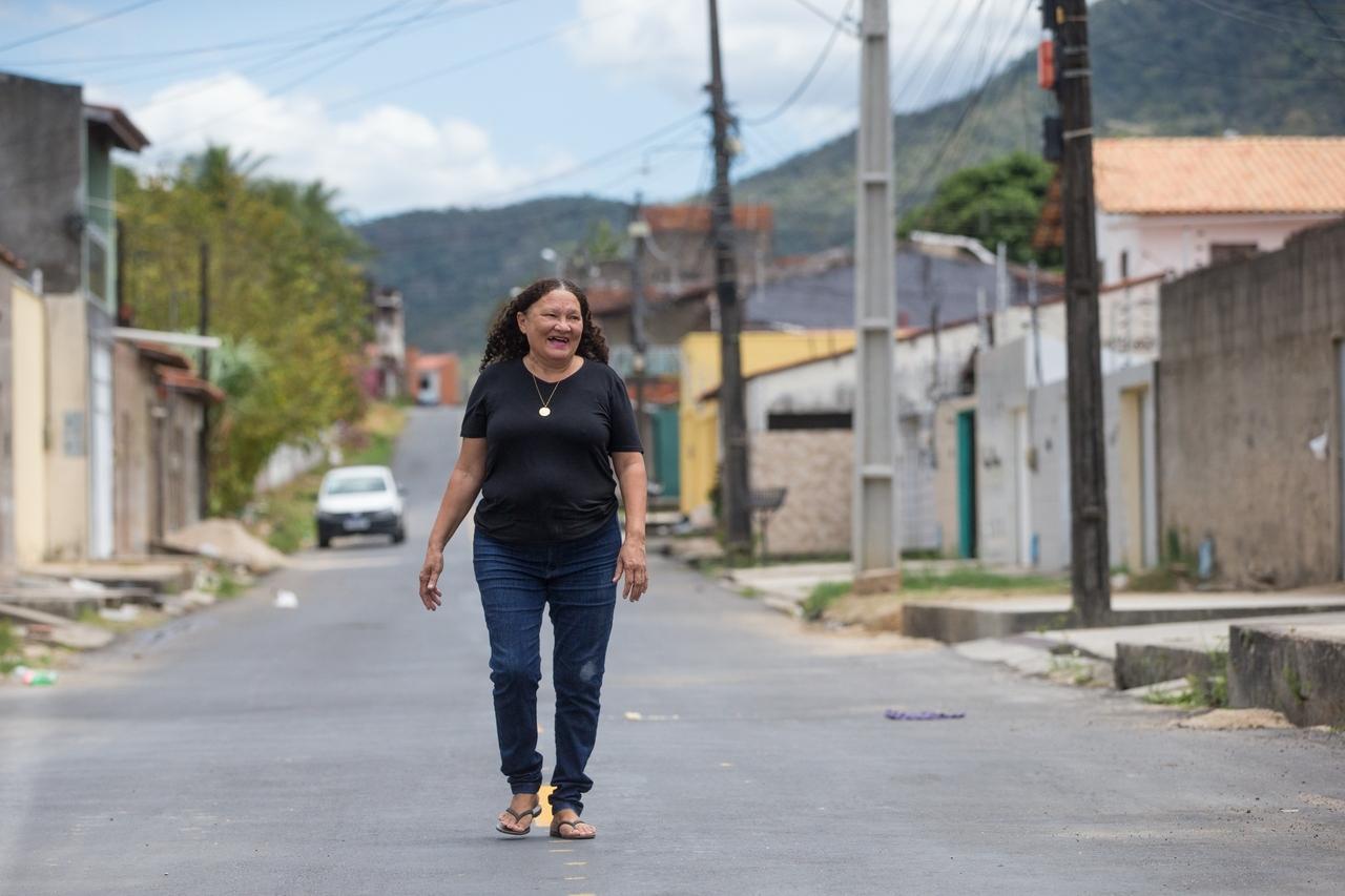 Imagem de moradora da rua Irmã Irene, em Maranguape