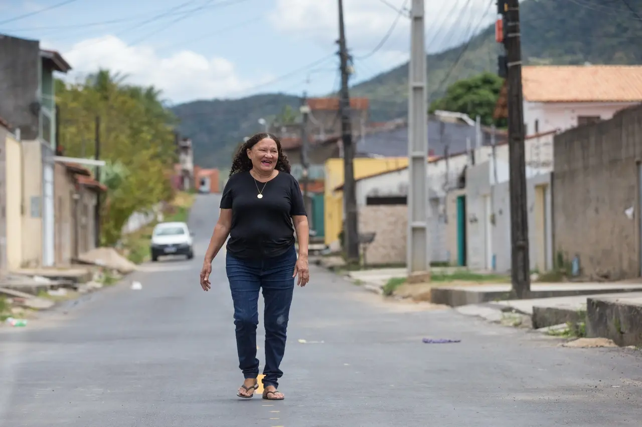 Imagem de moradora da rua Irmã Irene, em Maranguape