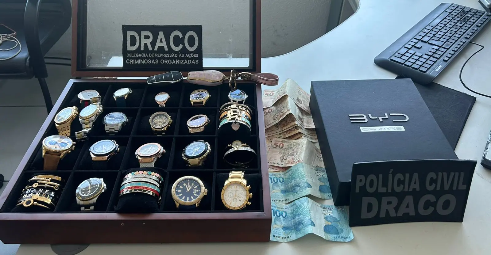 Foto mostra uma coleção de relógios (pelo menos 17 unidades) e pulseiras que foram apreendidos pelos policiais civis, durante o cumprimento dos mandados de busca e apreensão em uma operação