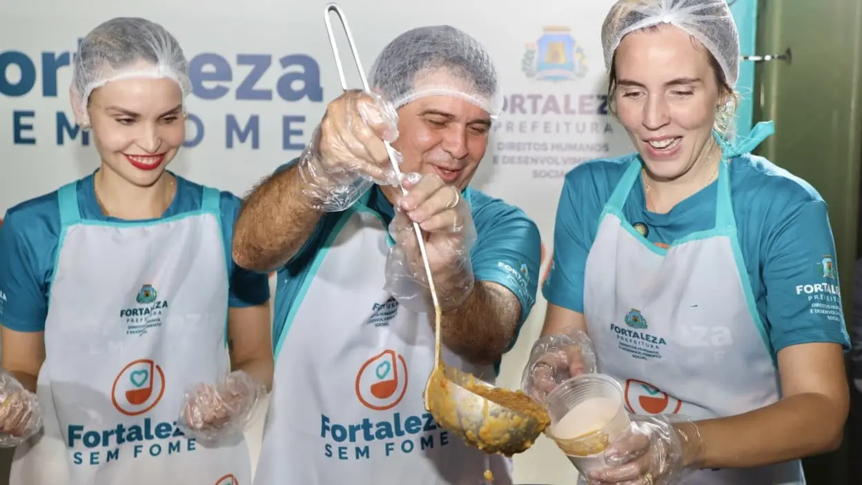 Foto de Evandro Leitão (PT), prefeito de Fortaleza, ao lado da vice-governadora cearense Jade Romero (MDB) e da vice-prefeita da capital Gabriella Aguiar (PSD)