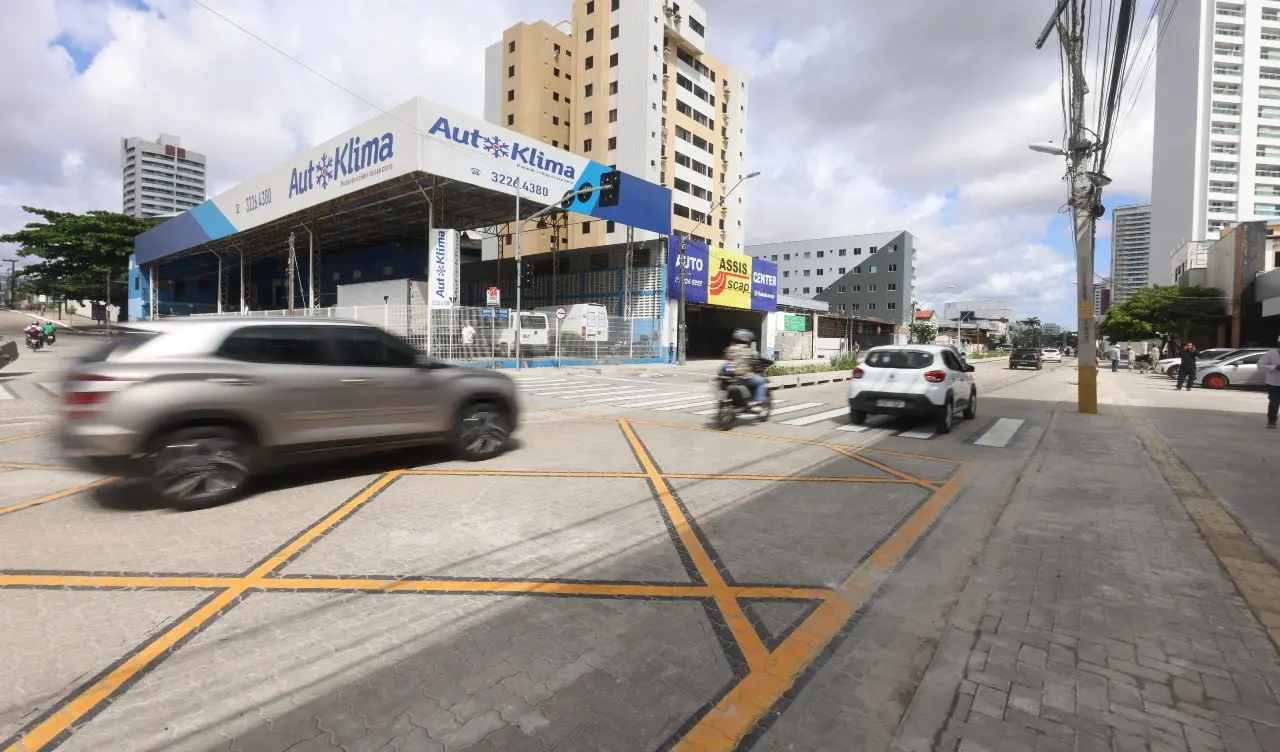 Foto da Avenida Heráclito Graça, em Fortaleza, uma das vias entregues pela Prefeitura de Fortaleza durante a gestão de Evandro Leitão, que promete mais vias na cidade