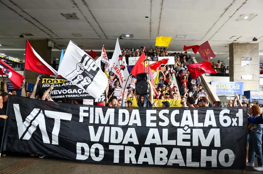 Protestantes seguram faixas e bandeiras pelo fim da escala 6x1