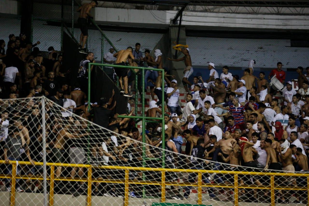 Clássico-Rei no futsal é interrompido por briga generalizada entre torcedores de Ceará e Fortaleza