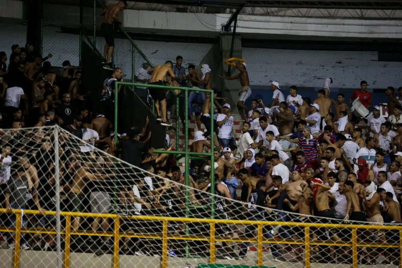 Clássico-Rei no futsal é interrompido por briga generalizada entre torcedores de Ceará e Fortaleza