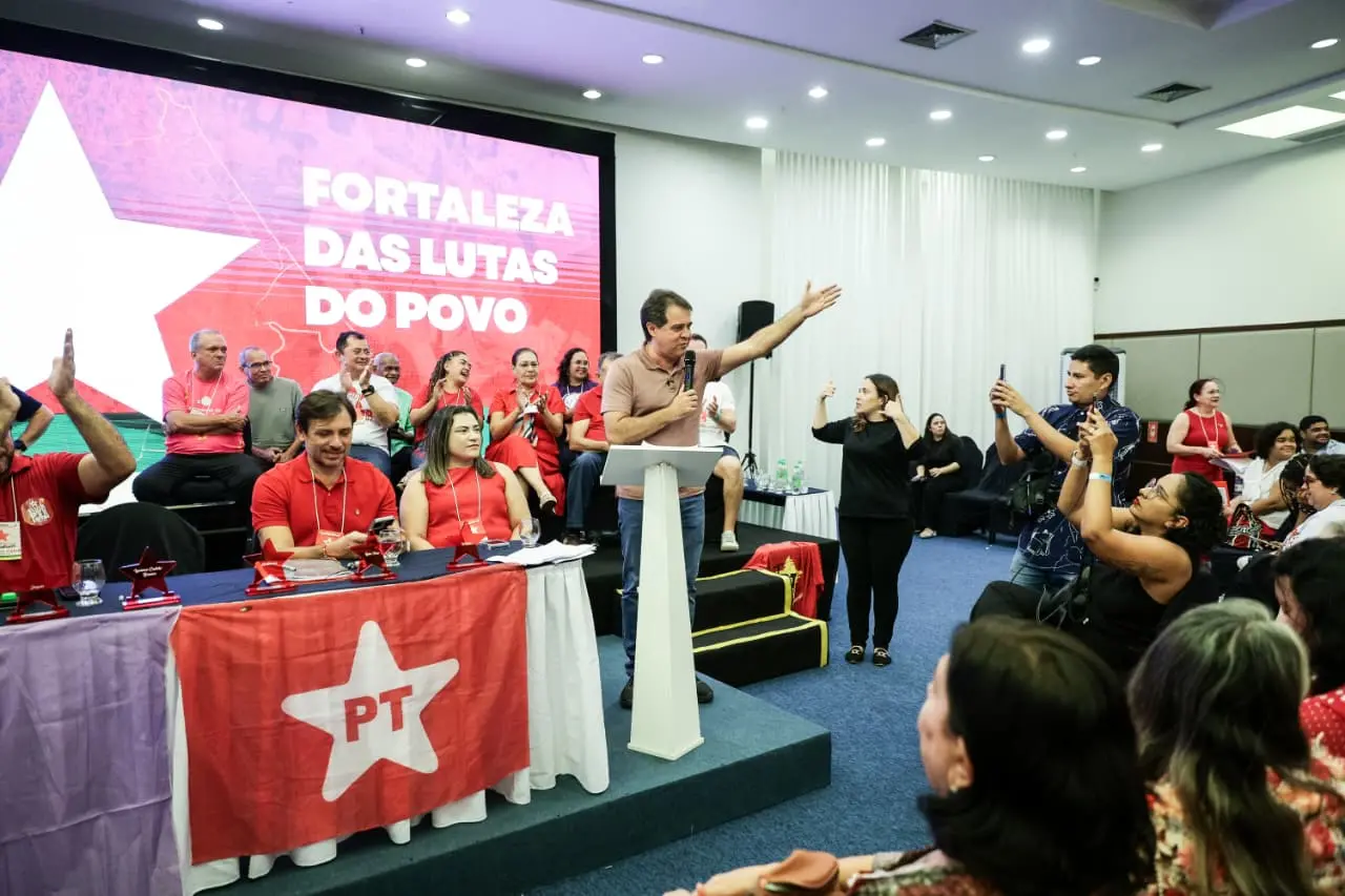 Evandro Leitão discursando em evento do PT, em Fortaleza