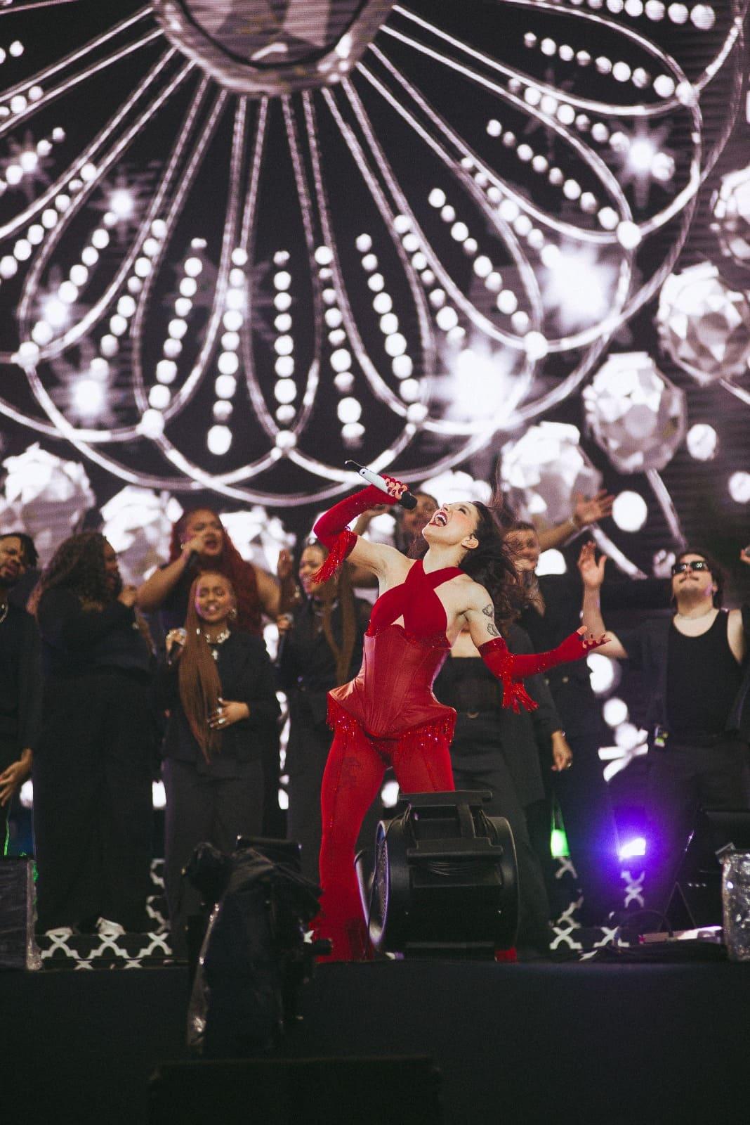 Priscilla se apresenta no palco The One