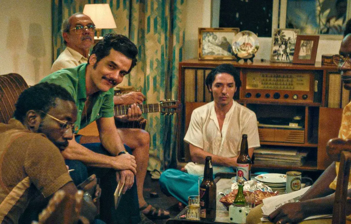 Cena do filme O Agente Secreto com Wagner Moura e parte do elenco reunido
