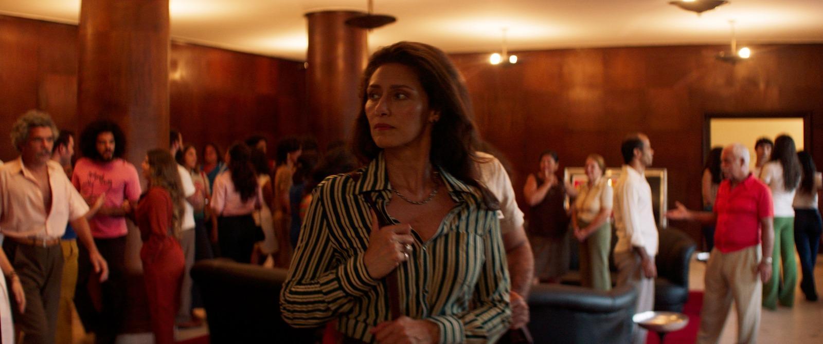 Maria Fernanda Cândido em cena de O Agente Secreto, filme com Wagner Moura