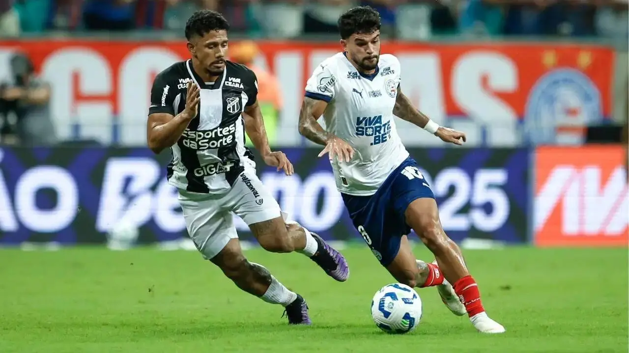 Atletas de Ceará e Bahia disputam bola