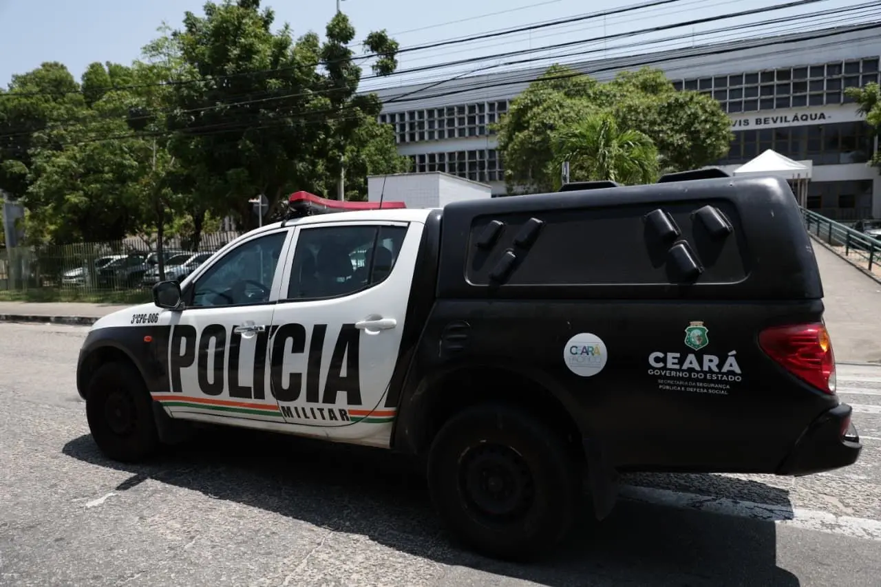 viatura de polícia diante do fórum clóvis beviláqua, em fortaleza