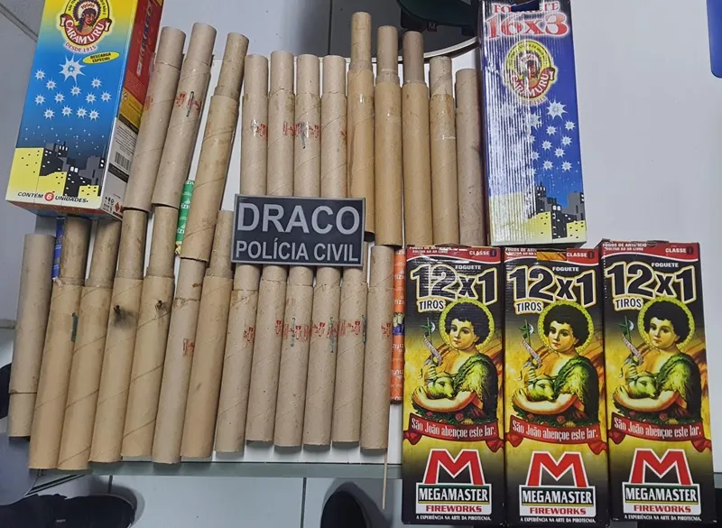 Durante as ocorrências, os policiais apreenderam fogos de artifício, veículos, drogas, armas de fogo e munições