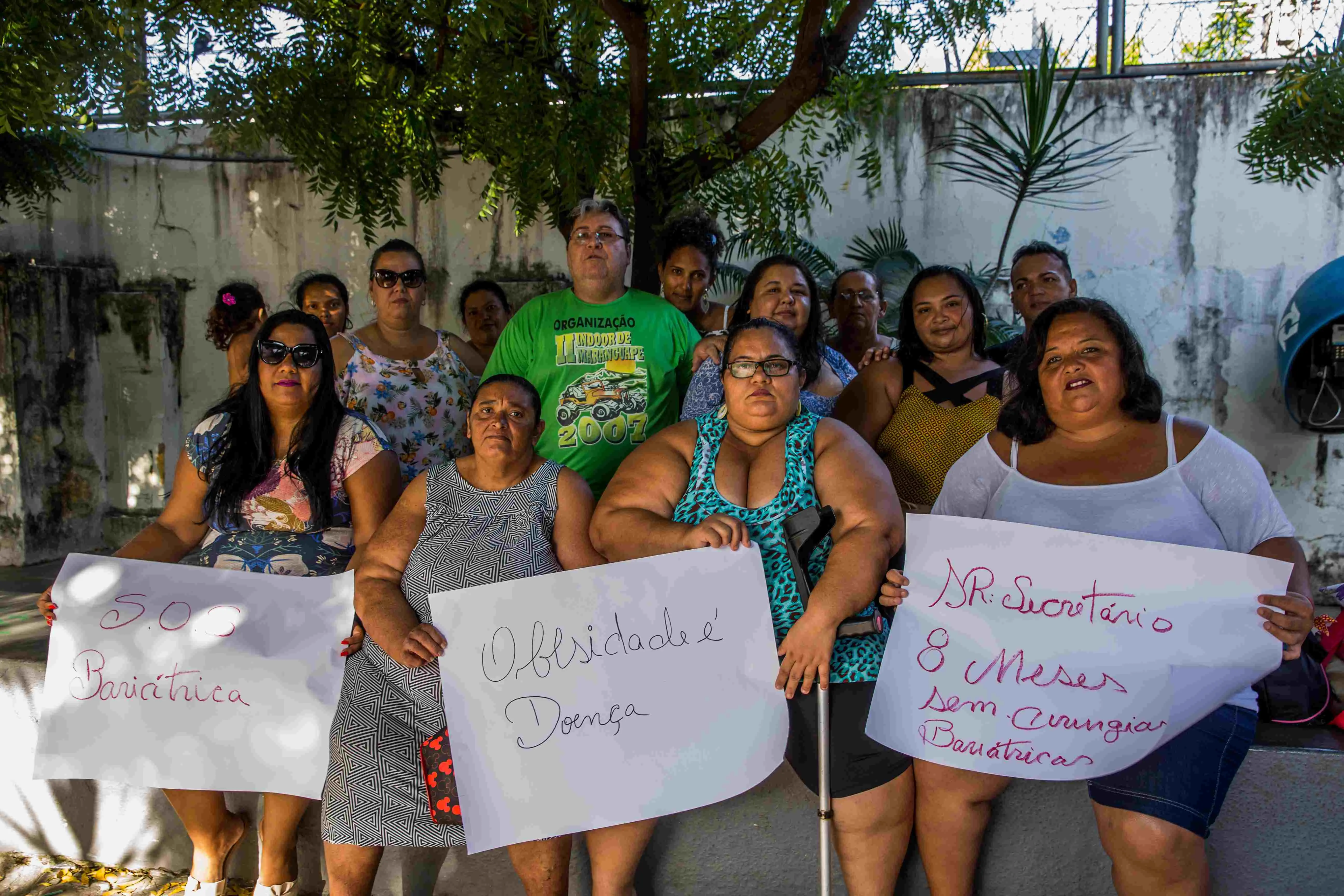 Pessoas protestam por acesso à cirurgia bariátrica no SUS