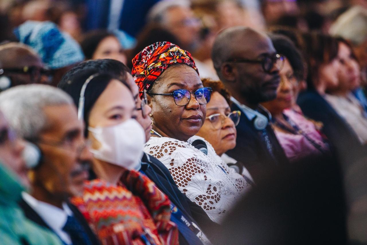 Mulher negra na plateia da 2ª Cúpula Global da Coalizão para a Alimentação Escolar
