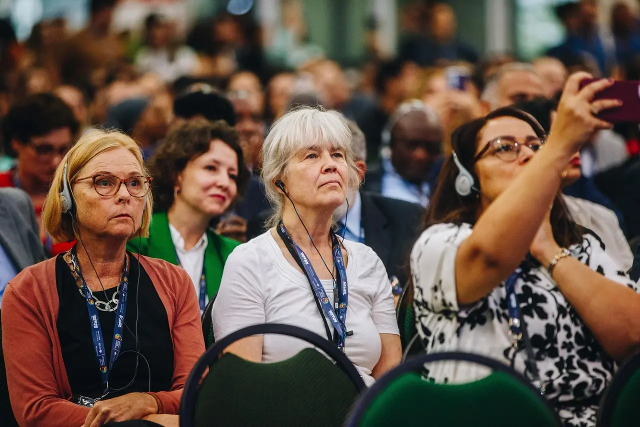 Mulheres de diferentes países assistem à abertura da 2ª Cúpula Global da Coalizão para a Alimentação Escolar