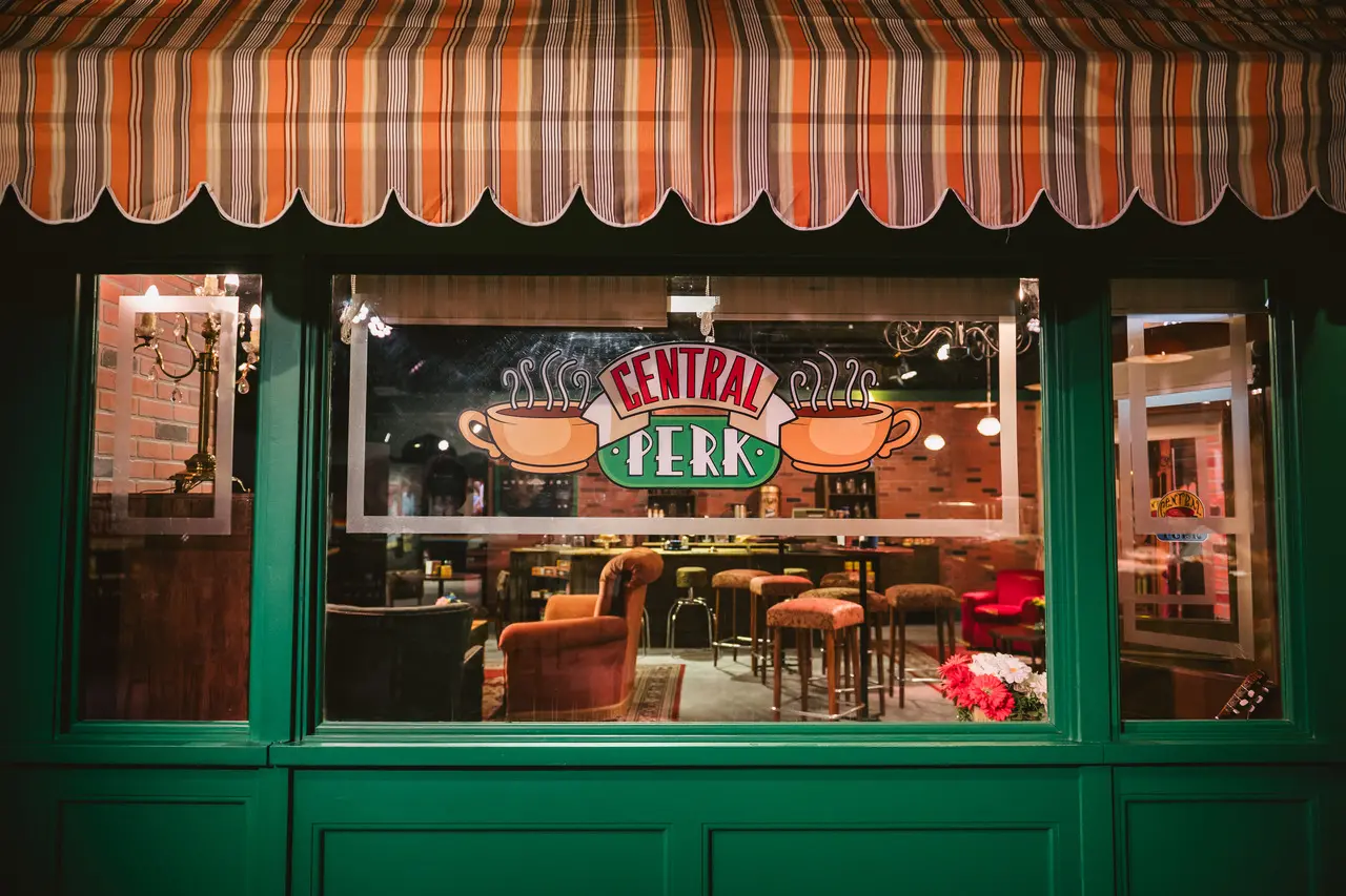 Central Perk, cafeteria que é ponto de encontro do quarteto de 'Friends' foi recriada na exposição