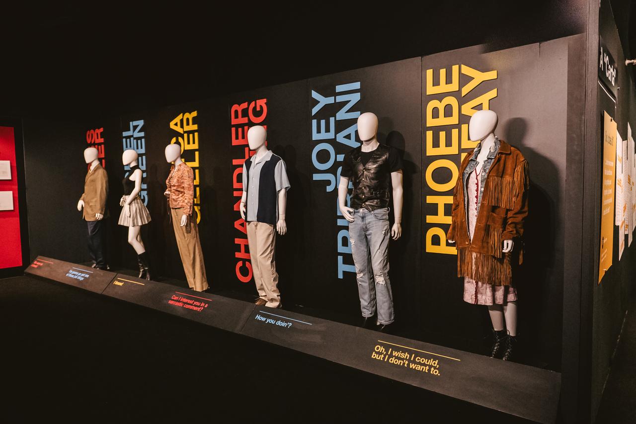 Além dos espaços recriados, mostra conta com roupas em exposição que referenciam figurinos